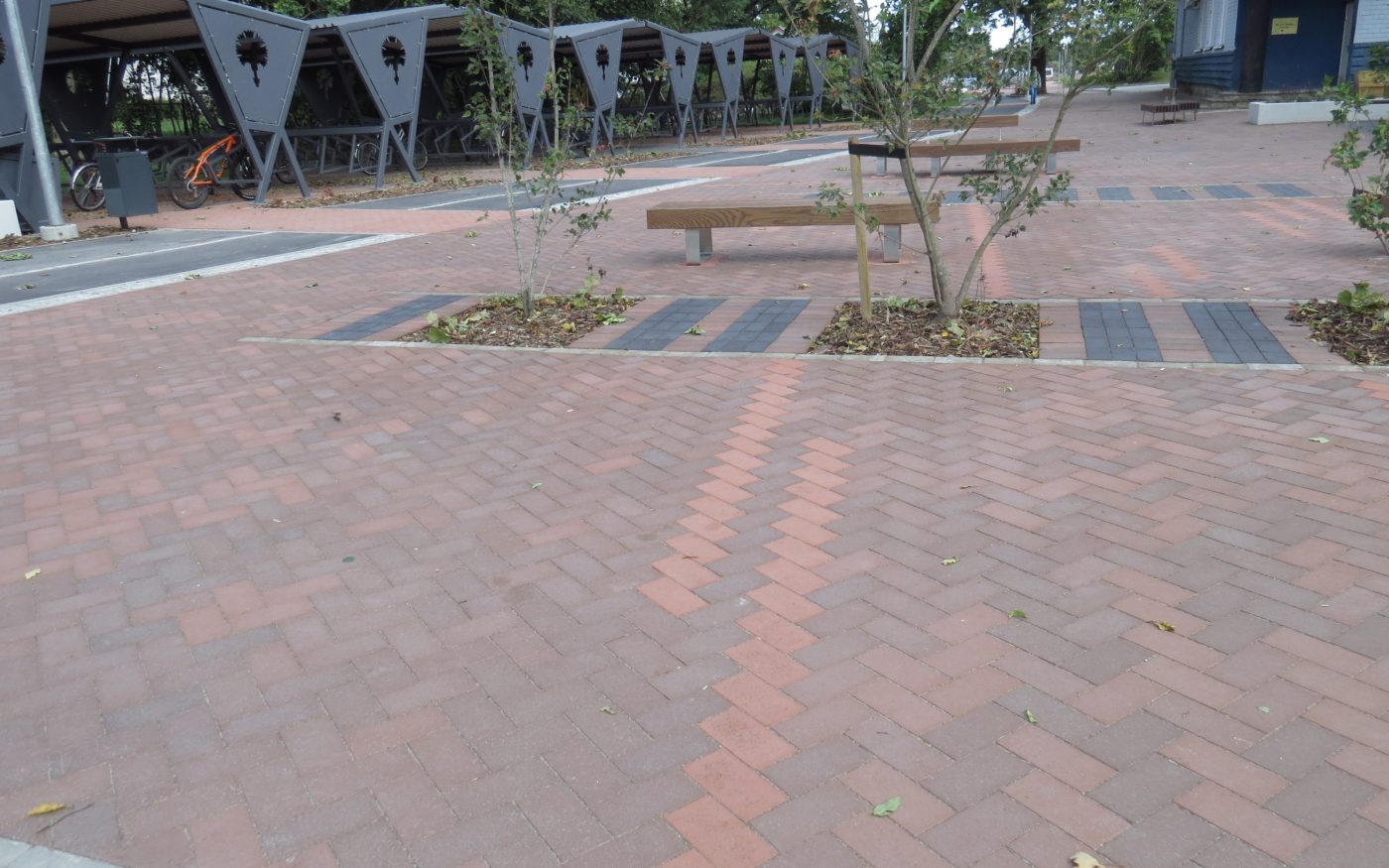 Outdoor kitchen. Used materials: Penter Red Rough, Terra Rough, Terrakota Roughe and Grafiit Roughe pavers from Aseri plant (Estonia).