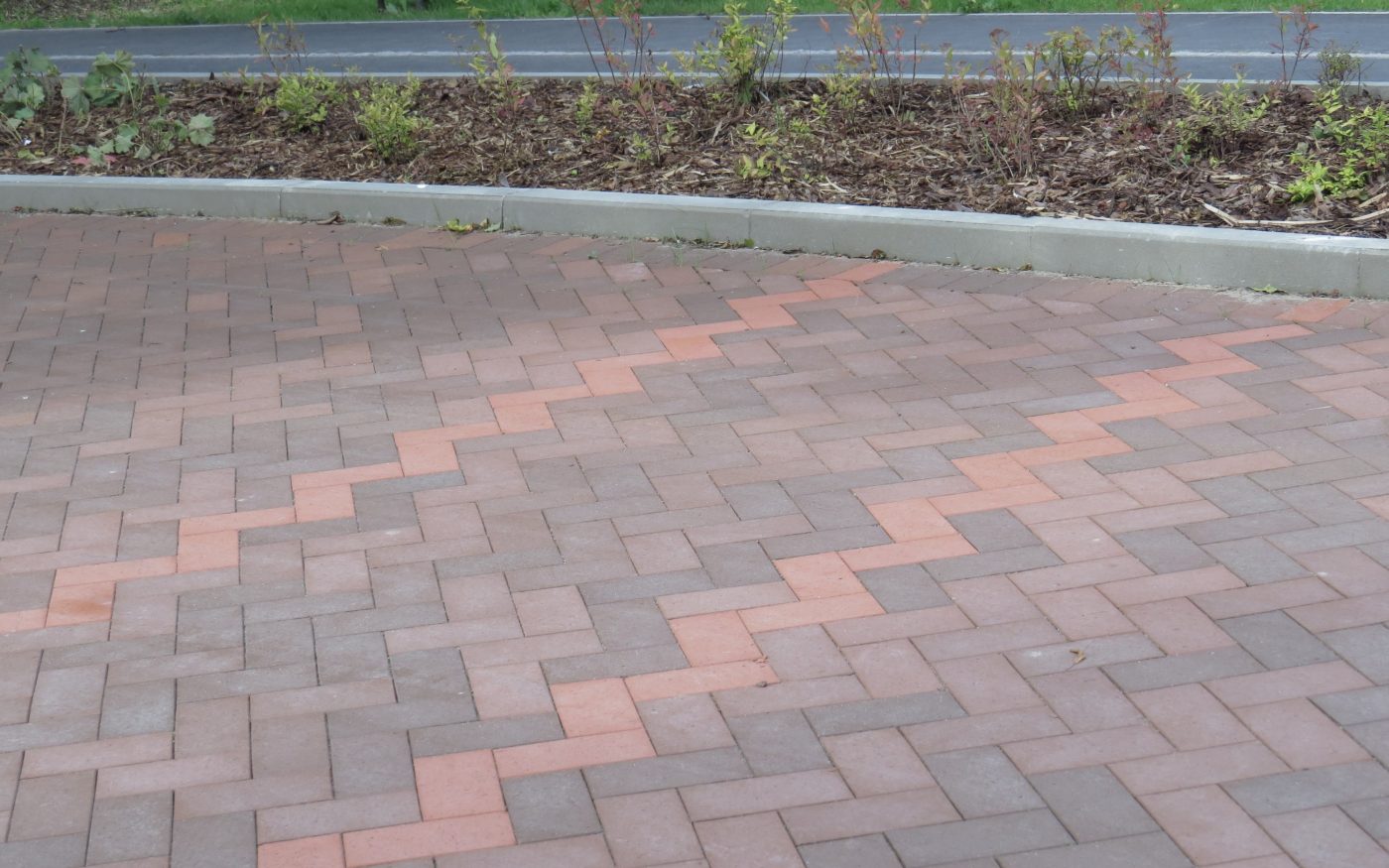 Outdoor kitchen. Used materials: Penter Red Rough, Terra Rough, Terrakota Roughe and Grafiit Roughe pavers from Aseri plant (Estonia).