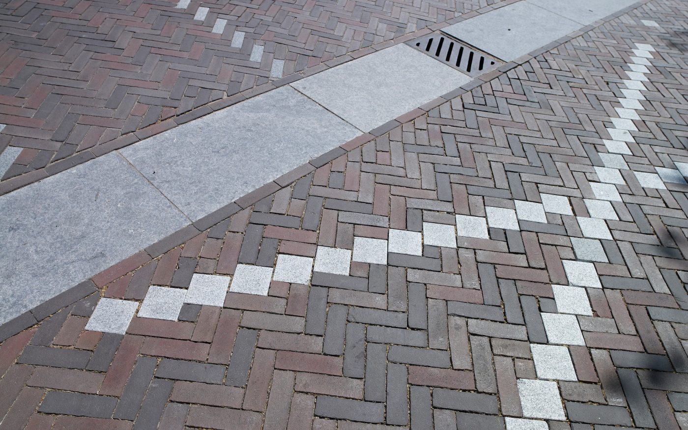 Renovation street, Binnenweg, Heemstede | Pavers mix: Novoton water struck (93%) and Arduin water struck(7%) DF | Client: township Heemstede | Contractor: Compeer B.V., Halfweg